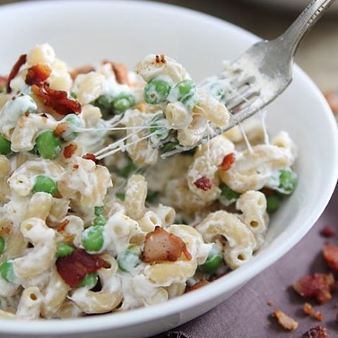 Creamy greek yogurt macaroni and cheese with peas and bacon