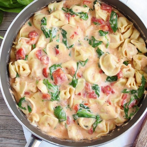 Creamy Spinach Tomato Tortellini