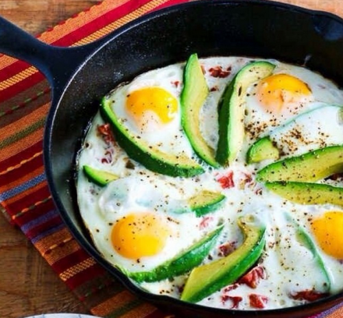 Baked Eggs Skillet with Avocado and Spicy Tomatoes