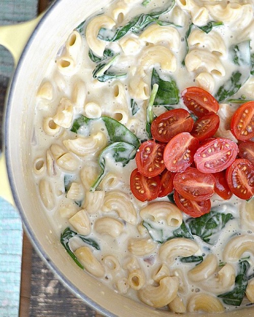 Creamy One Pot Macaroni and Cheese with Spinach